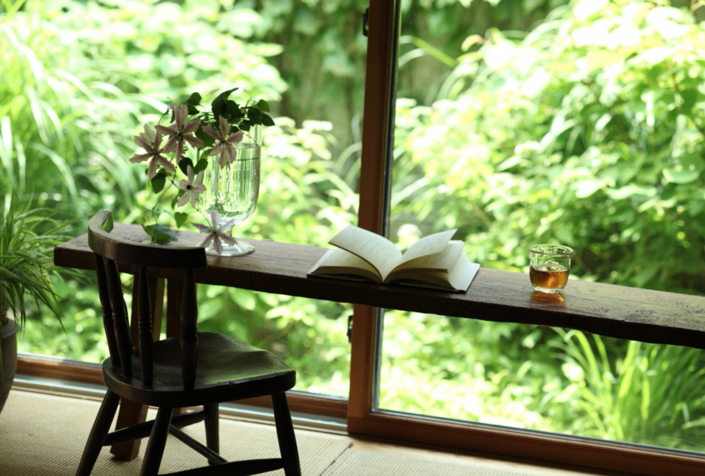 Petite table et chaise en bois, nature, thé : simplicité et abondance
