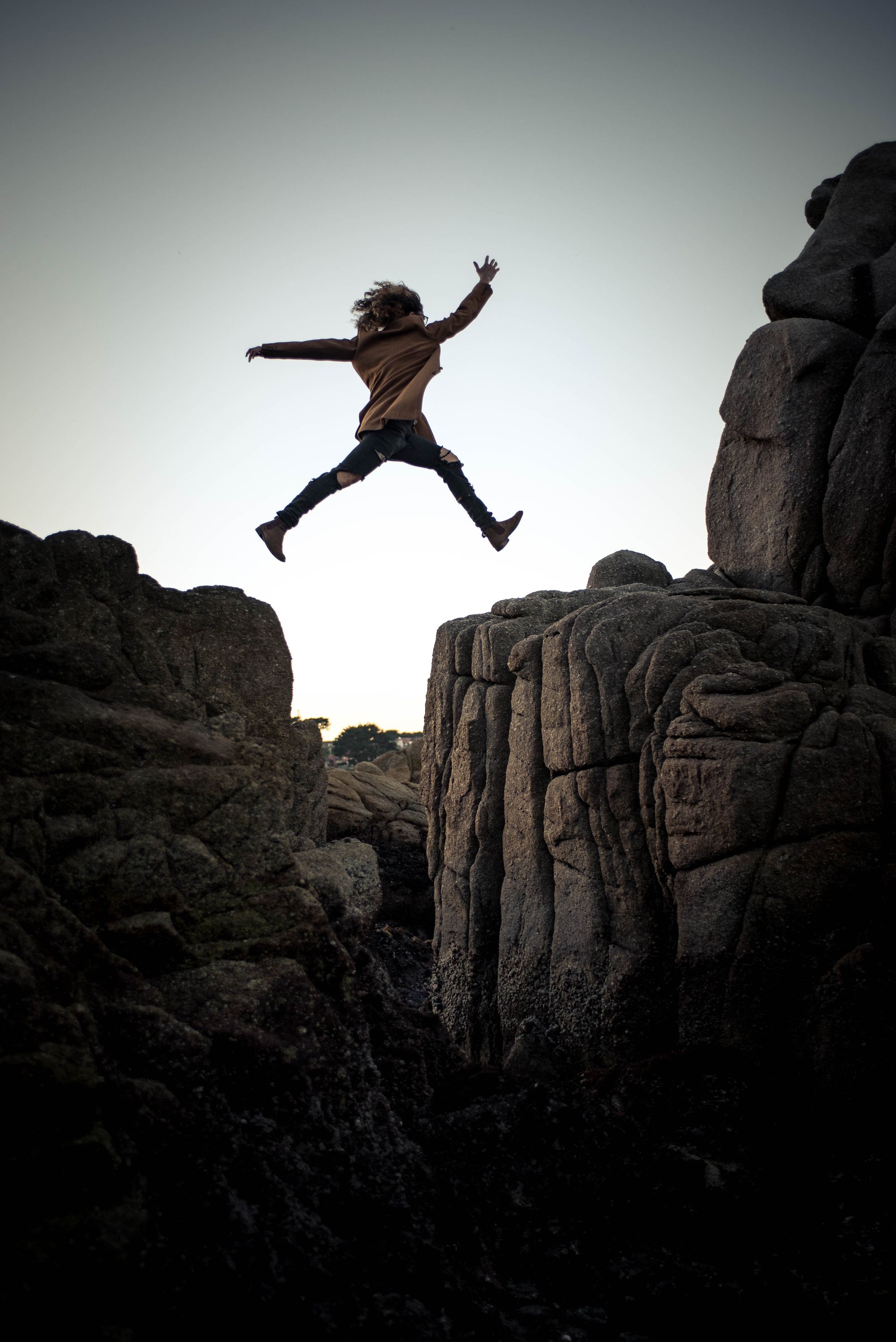 Jeune fille qui saute d’un rocher à l’autre parvient à vaincre ses peurs