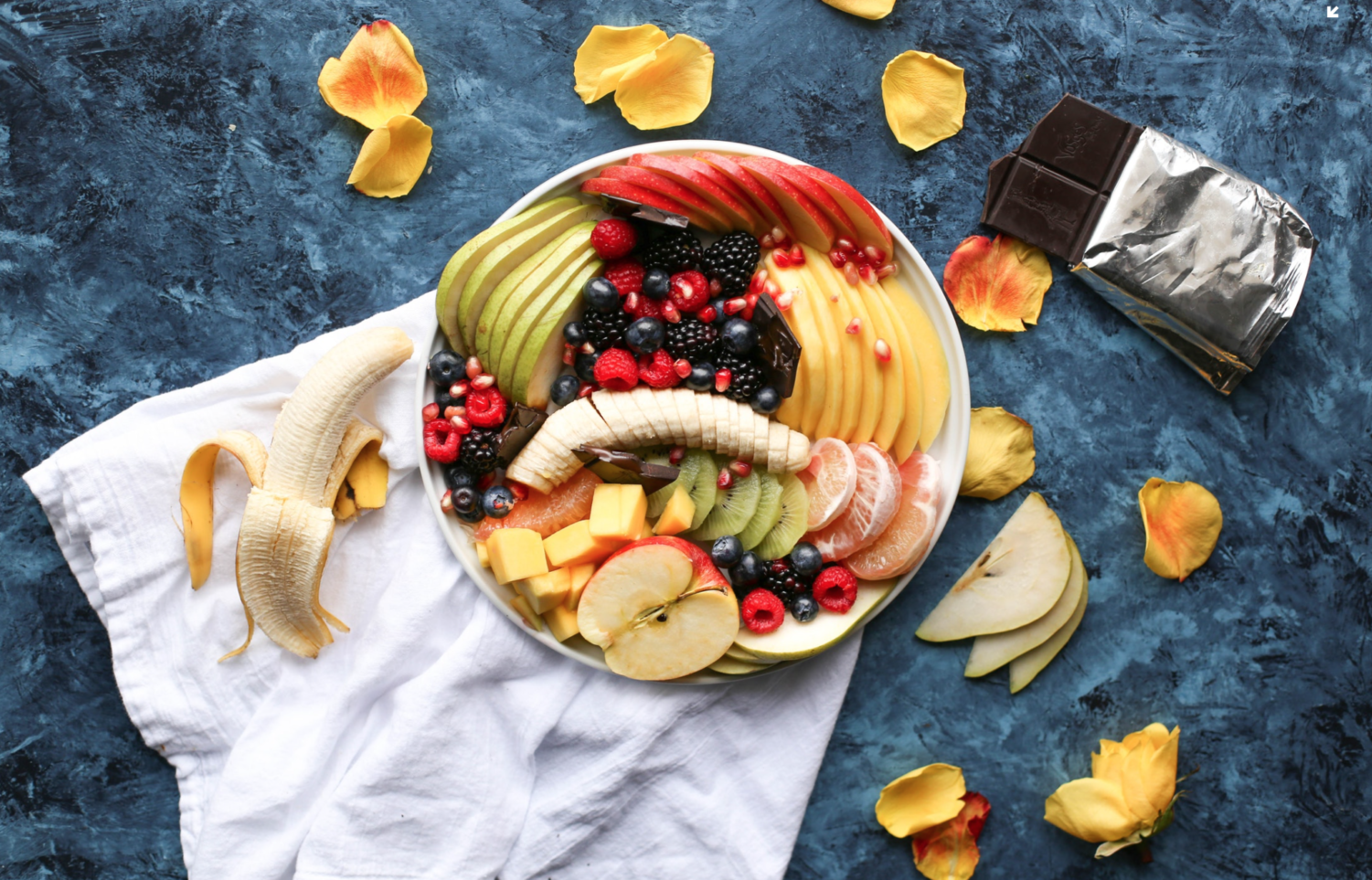 Plats de fruits frais colorés : énergie et vitalité, c'est l'été !