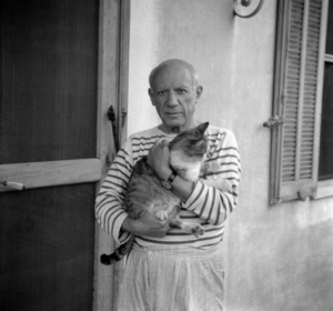 Pablo Picasso avec son haut rayé et son chat dans les bras