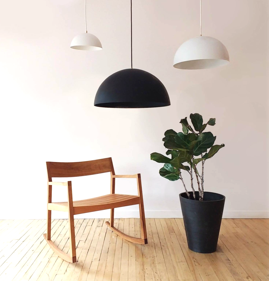 Chaise de bois, plante verte et trois lampe suspendues : calme et élégance