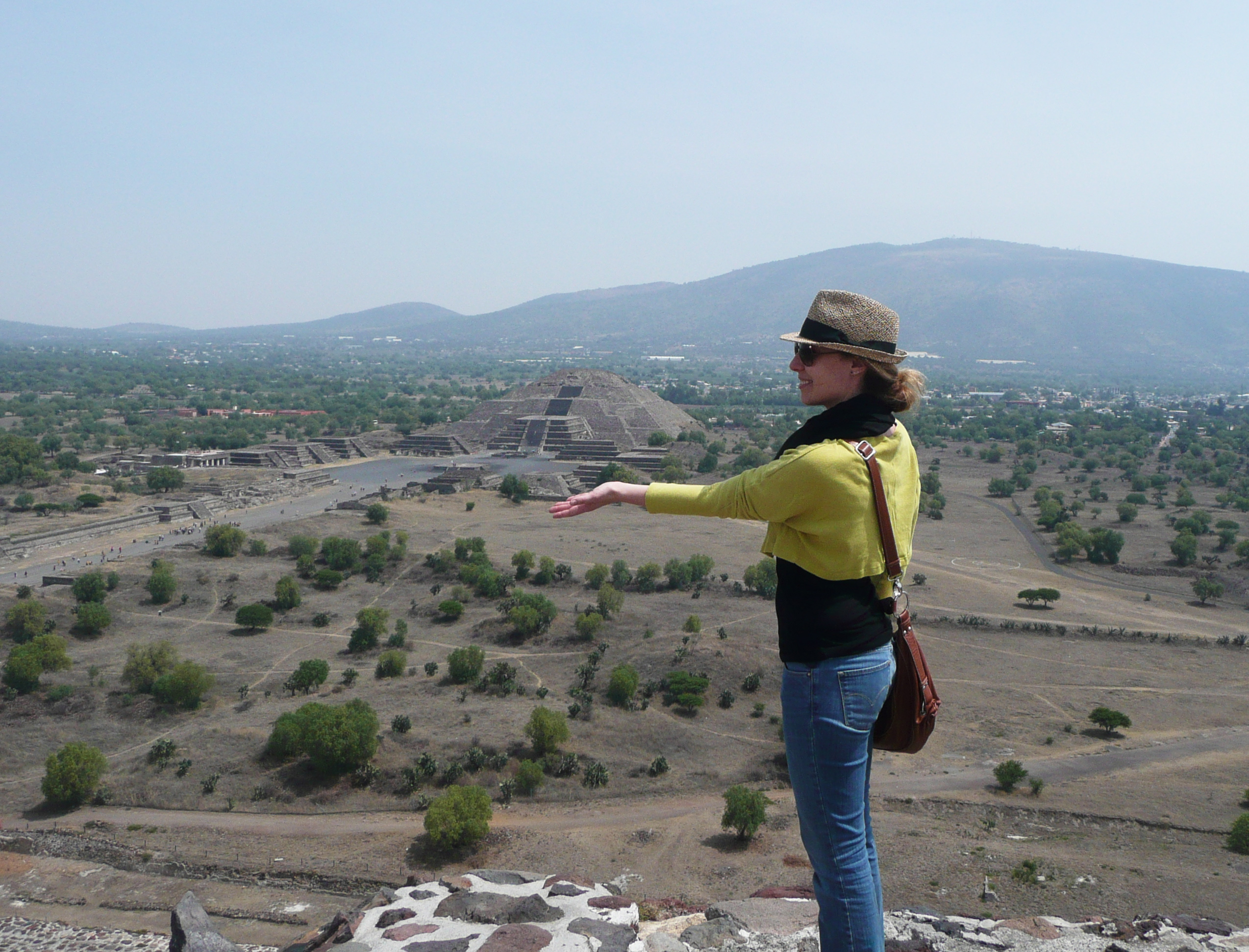 Julia Braga - visite de la pyramide de la lune et du soleil au Mexique
