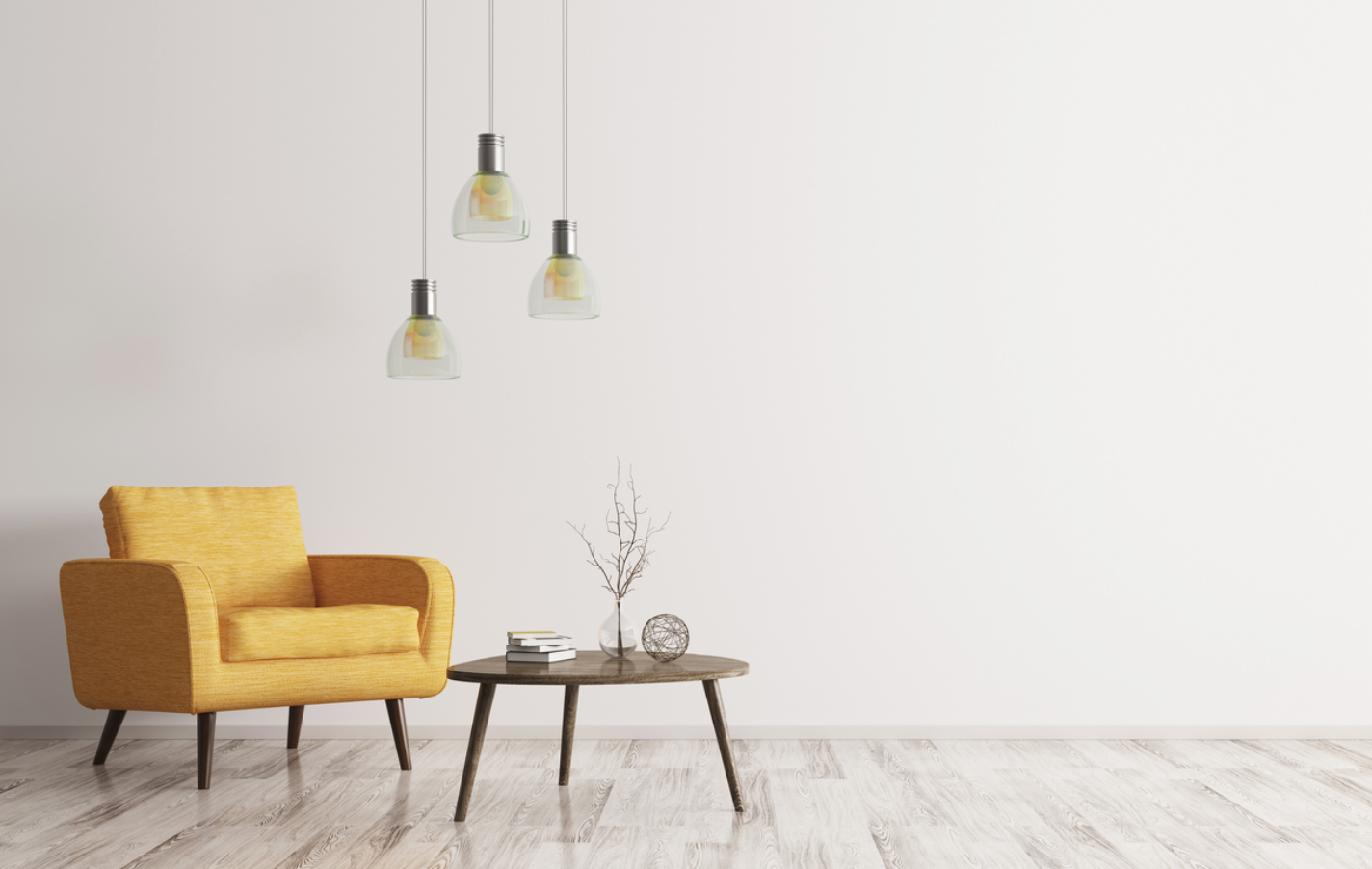 Fauteuil jaune, trois lampes suspendues, petite table : less is more