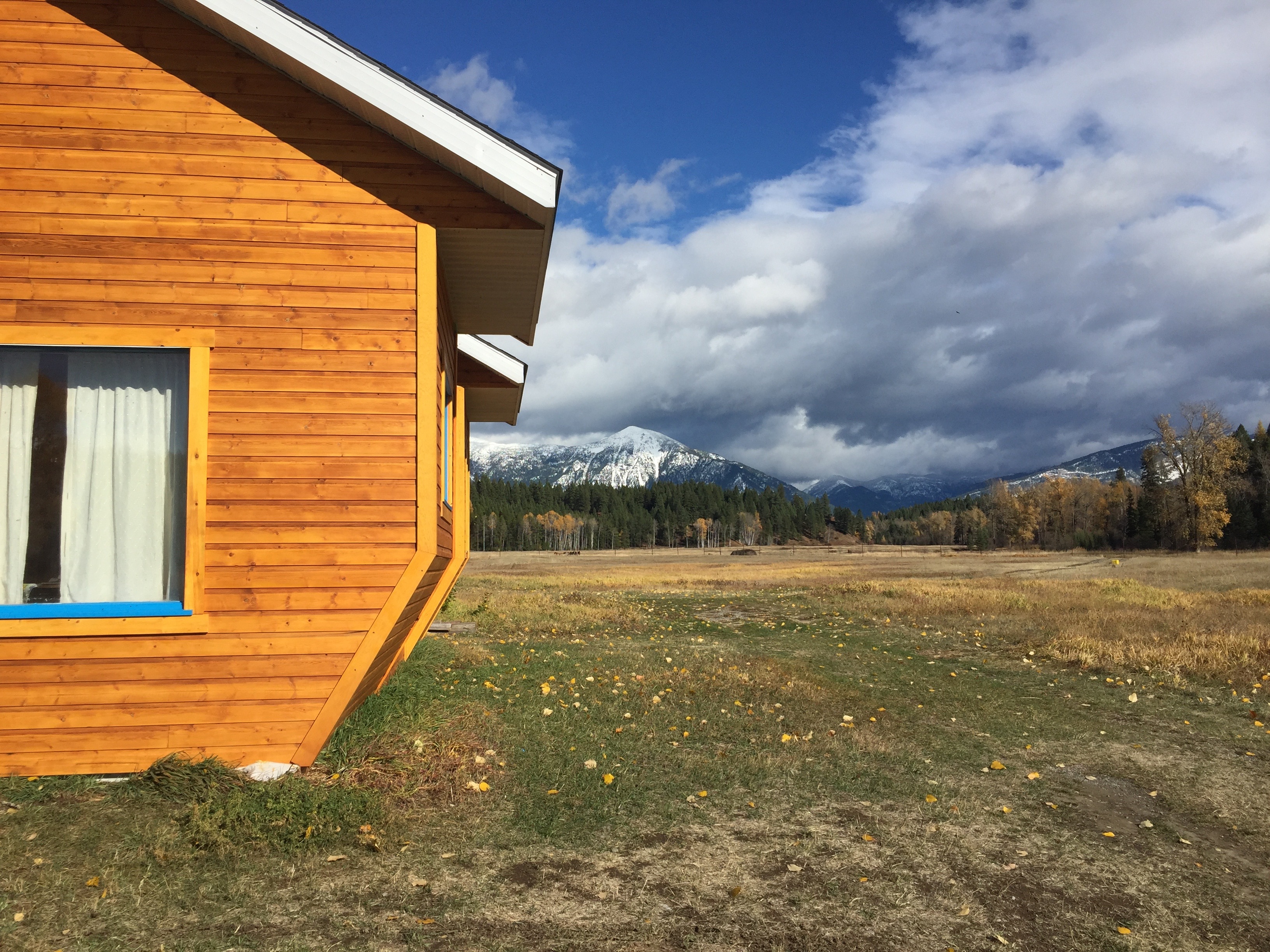 Vue sur la prairie sacrée et les montagnes à Idéal Society