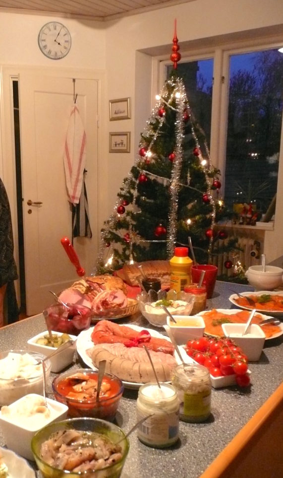 Buffet de nourriture et sapin de Noël en Suède