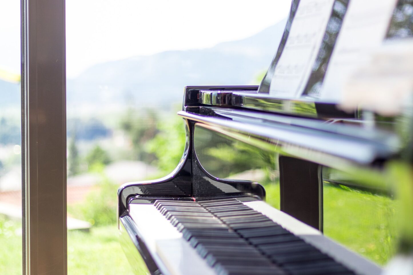 Piano Steinway ouvert avec vue sur le paysage